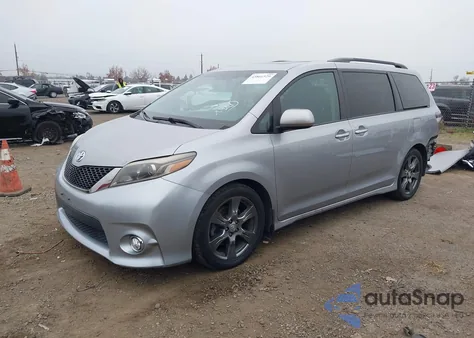 2017 Toyota Sienna Se 8 Passenger z USA, uszkodzony, nr VIN 5TDXZ3DC6HS788334